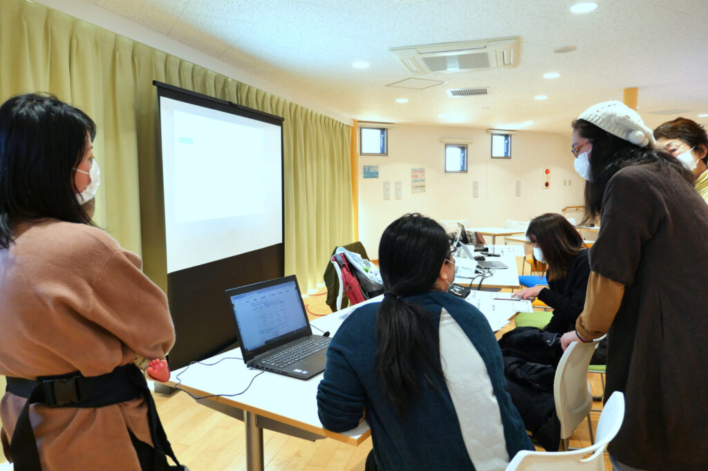 高森町 あったかてらす2F コワーキングスペースにて 子育てアプリ「ここいく」の配信スケジュールや内容について話し合い